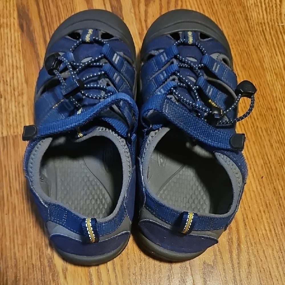 Keen sturdy closed